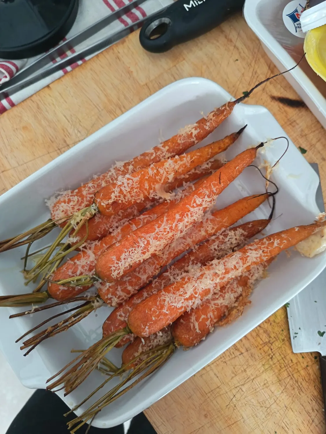 Carottes rôties au fromage râpé sur un plat blanc